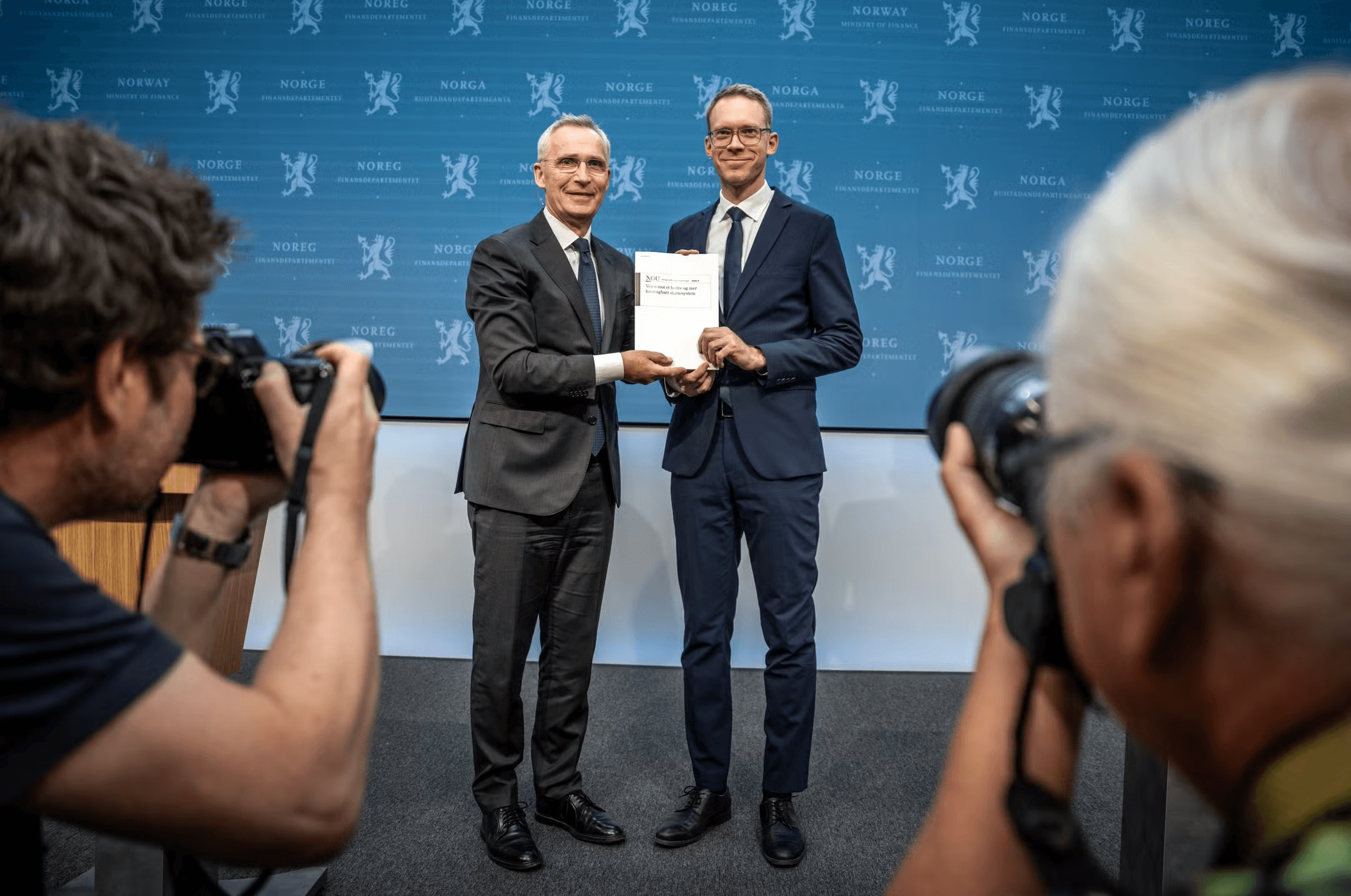 Finansminister Jens Stoltenberg mottar Skattekommisjonens rapport under en pressepresentasjon